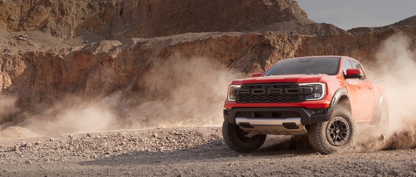 Ford Ranger Raptor in Rot. Frontansicht, auf Offroad-Gelände