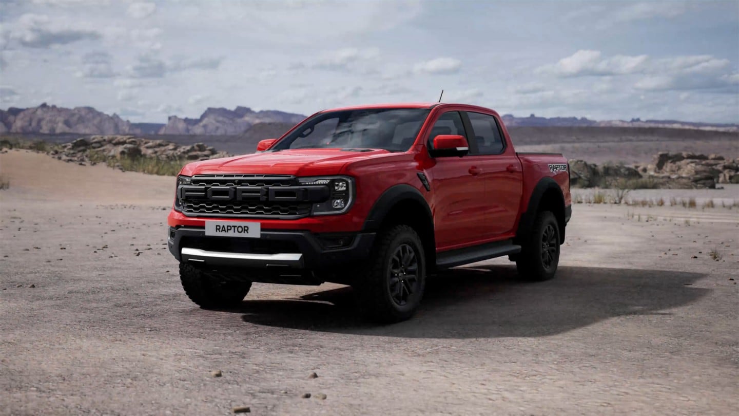 Ford Ranger Raptor in Rot. Dreiviertelansicht, parkt auf Offroad-Gelände