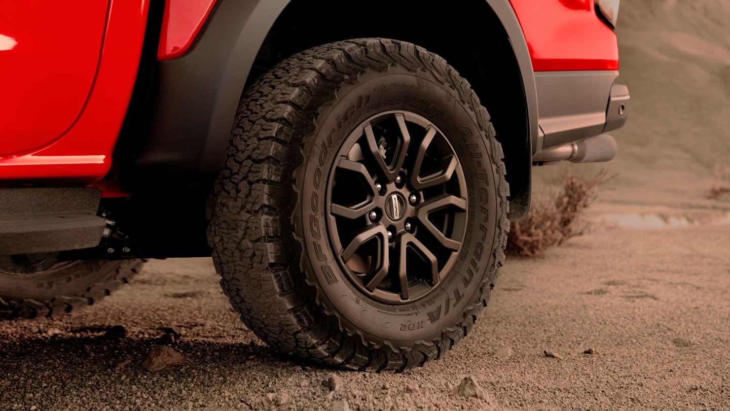 Ford Ranger Raptor in Rot. Detailansicht der  All-Terrain-Räder.