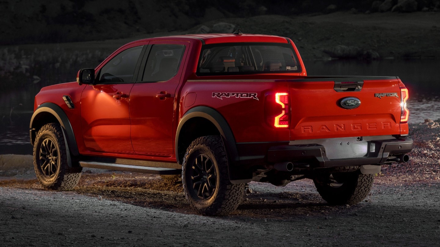 Ford Ranger Raptor in Rot. Demonstration der Umfeldbeleuchtung.