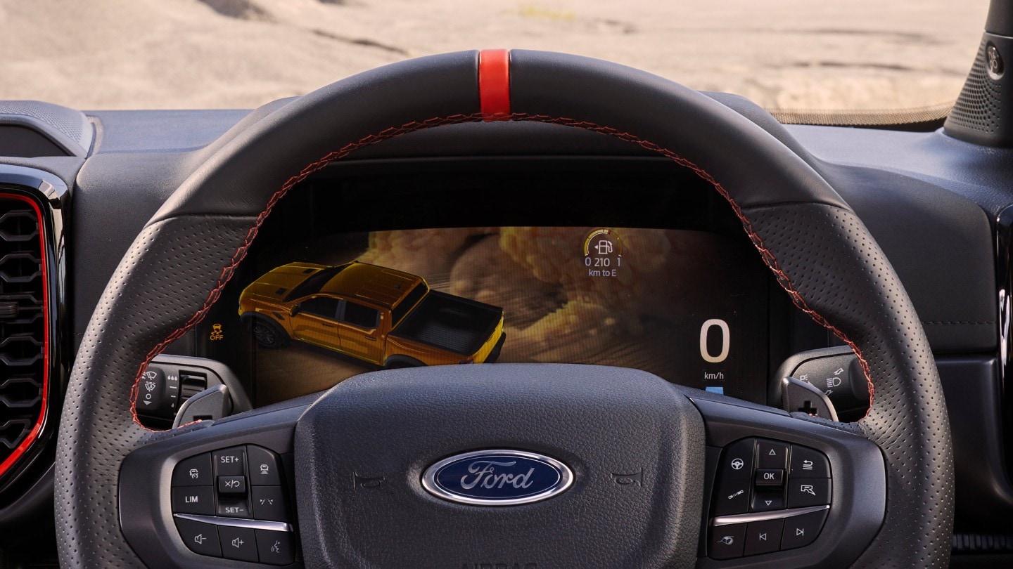Ford Ranger Raptor Innenraum. Detailansicht des Lenkrads und der digitalen Instrumententafel.