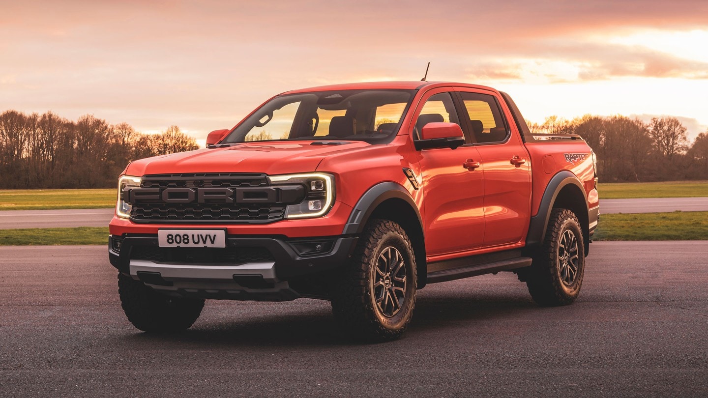 Ford Ranger Raptor in Rot. Dreiviertelansicht, in der Abenddämmerung