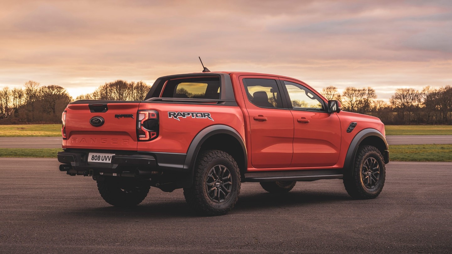 Ford Ranger Raptor in Rot. Heckansicht, parkend in der Abenddämmerung
