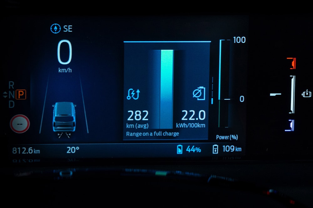 Ford E-Tourneo Custom Innenraum. Ansicht des digitalen Tachographen.