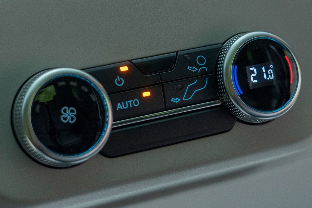 Ford E-Tourneo Custom Innenraum. Nahaufnahme der Klimasteuerung.