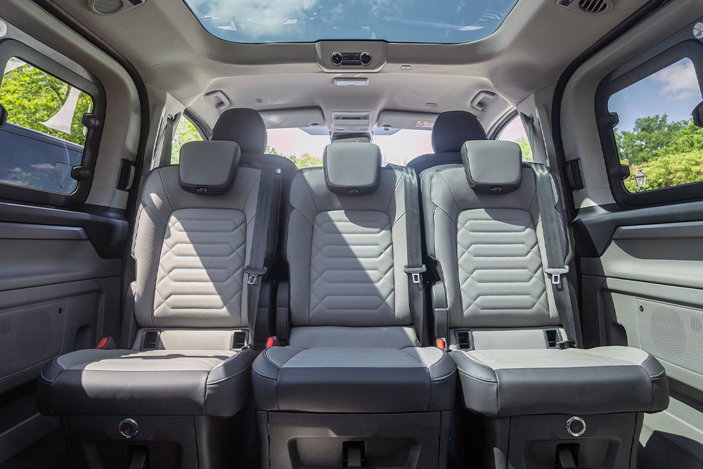 Ford E-Tourneo Custom Innenraum. Ansicht der Rücksitze und des Panoramadachs.
