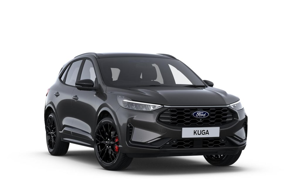 Ford Kuga Black Package in Schwarz. Dreiviertelansicht, vor einem weißen Hintergrund.