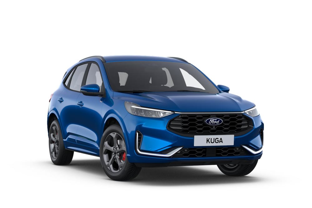 Ford Kuga ST-Line X in Blau. Dreiviertelansicht, vor einem weißen Hintergrund.