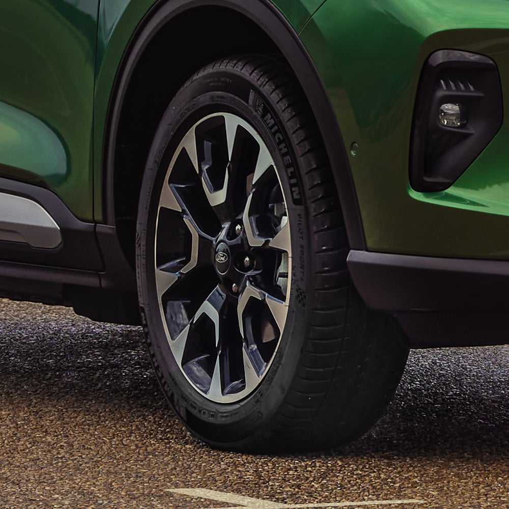 Ford Kuga in Grün. Detailansicht Vorderreifen.