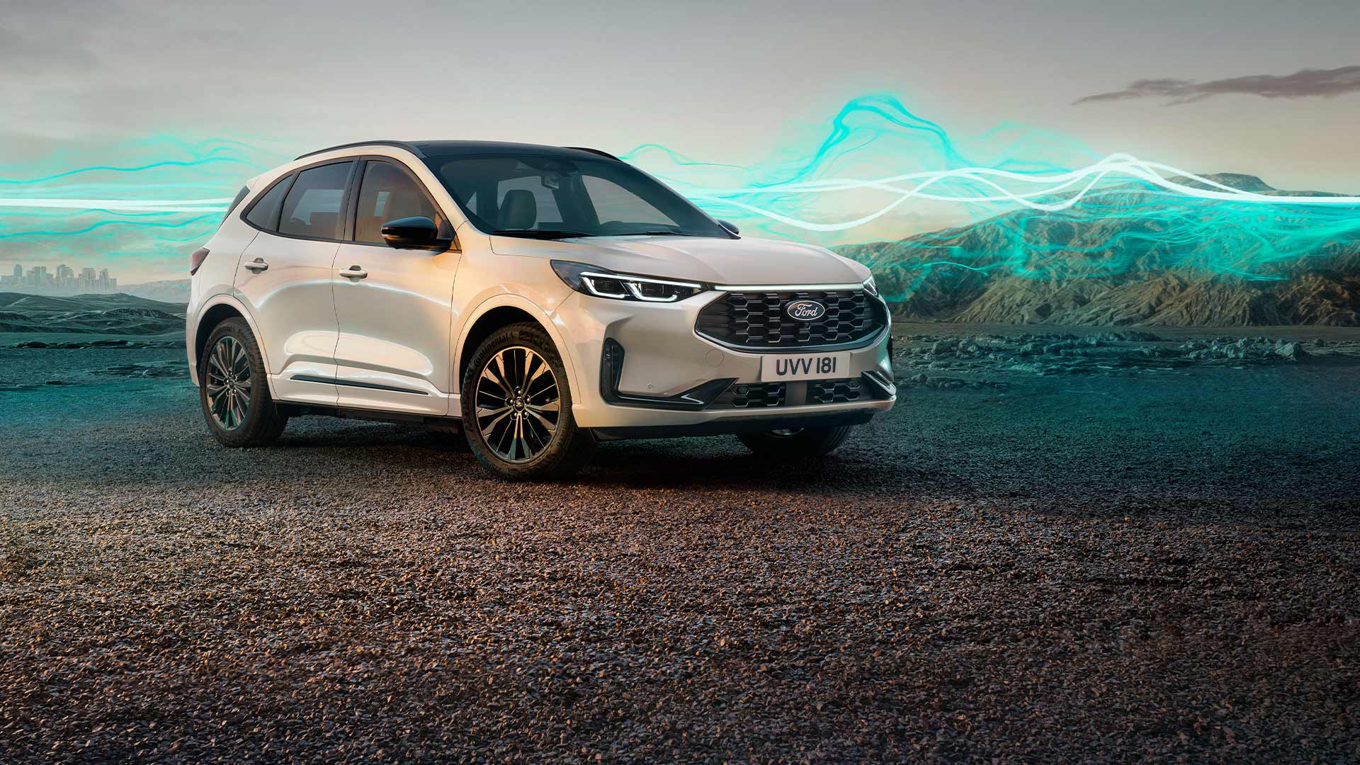 Ford Kuga Sound Editionin Weiß. Dreiviertelansicht, geparkt, mit grünen Schallwellen im Hintergrund.