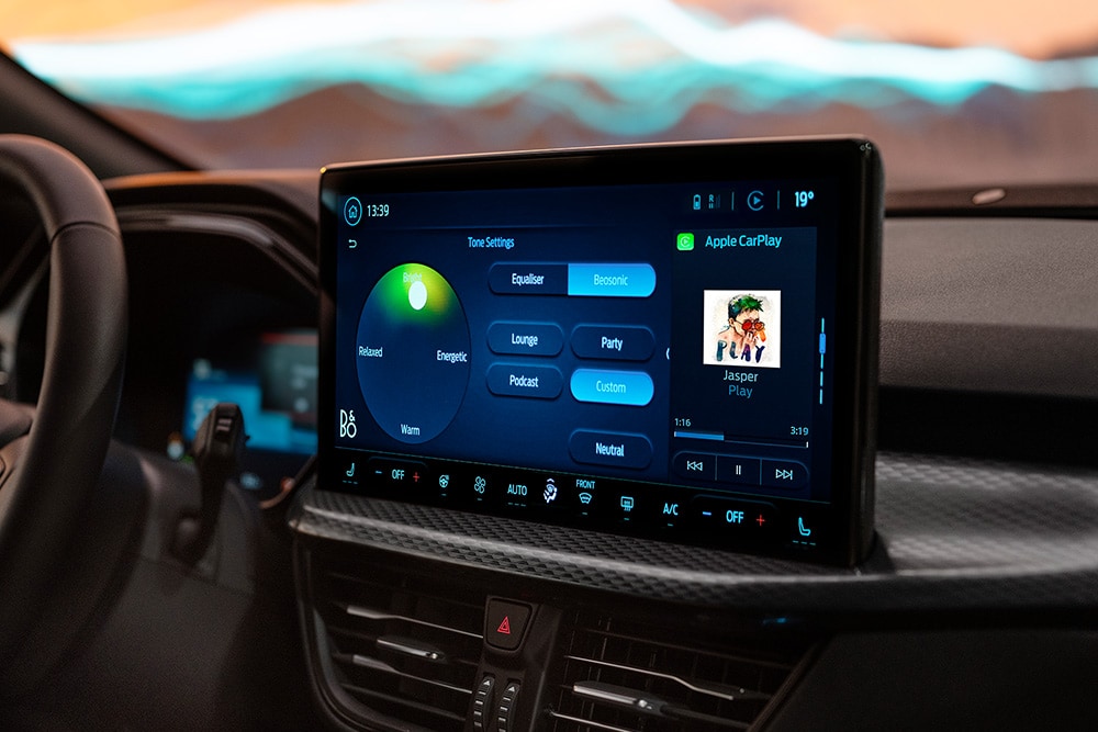 Ford Puma Sound Edition Innenraumansicht. Nahaufnahme des großen Touchscreen-Infotainmentsystems.