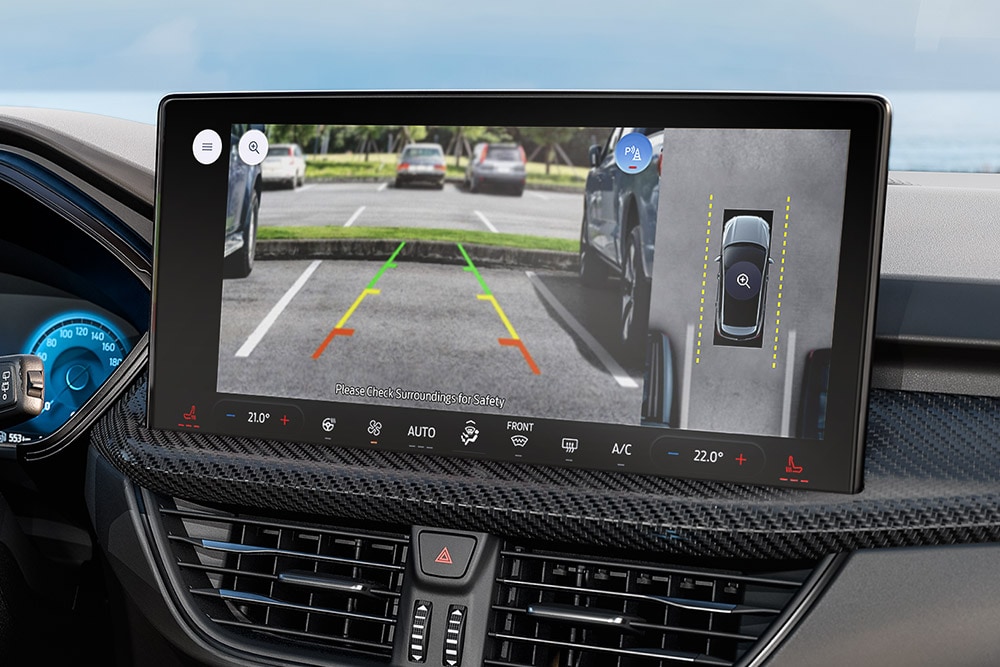 Ford Kuga Innenraum. Detailansicht des Touchscreens mit Fahrerassistenzsystemen.