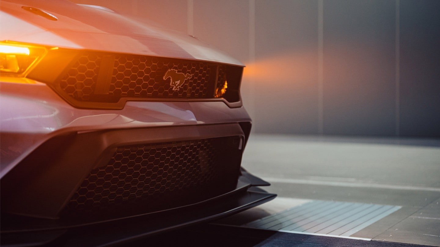Ford Mustang GTD. Detailansicht des Kühlergrills und leuchtender Scheinwerfer. 
