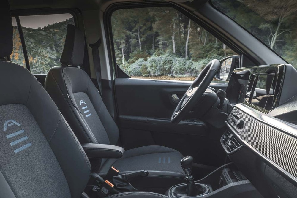 Ford Tourneo Courier Innenraum. Detailansicht von Fahrer- und Beifahrersitz.
