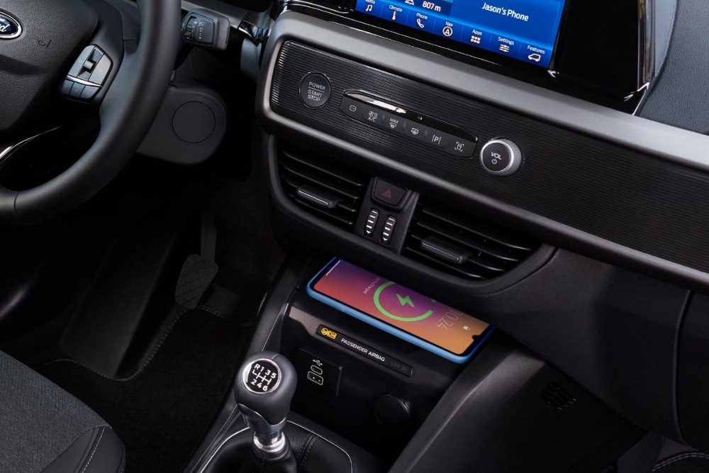 Ford Tourneo Courier Innenraum. Detailansicht der induktiven Ladestation.