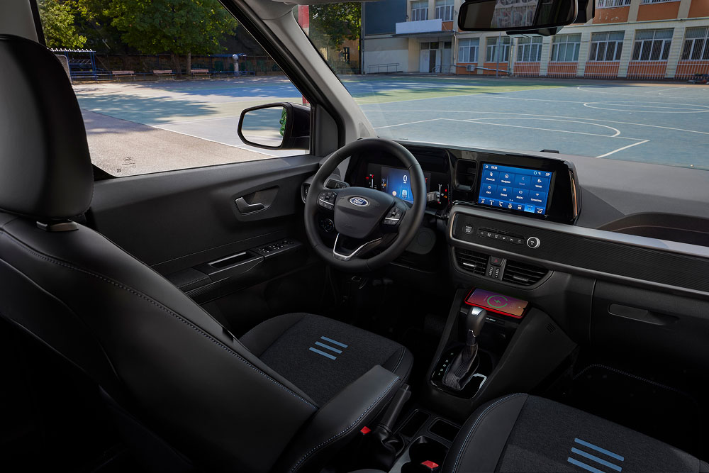 Ford Tourneo Courier parkend. Ansicht des Cockpits im Innenraum.