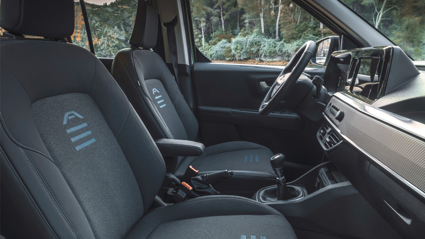 Ford Tourneo Courier Innenraum. Detailansicht Fahrer- und Beifahrersitz.