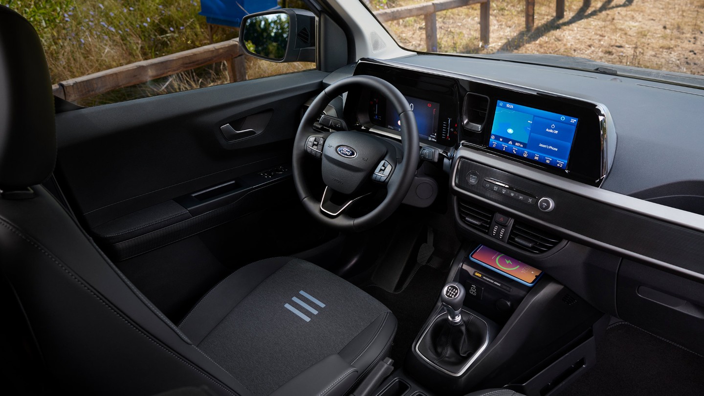 Ford Tourneo Courier Innenraum. Ansicht auf Vordersitz und Armaturenbrett mit Ford SYNC 4-Touchscreen.