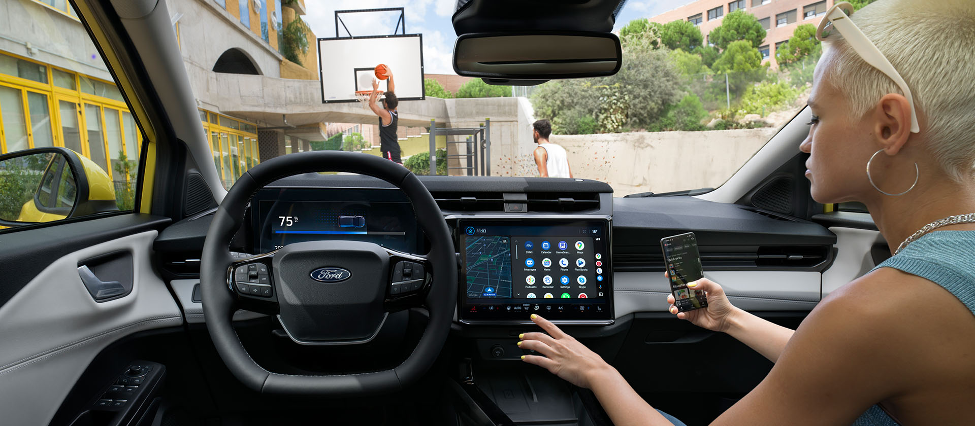Ford Puma Gen-E Innenraum. Ansicht auf Instrumententafel. Person bedient SYNC 4-Touchscreen.