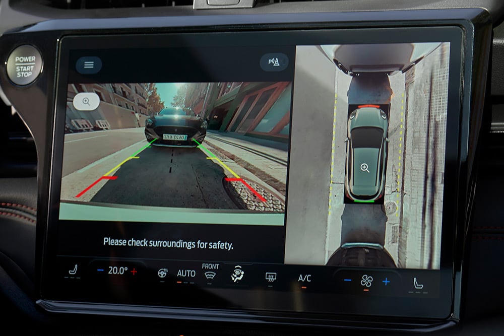 Ford Puma Gen-E Innenraum. Ansicht auf Ford SYNC Move-Touchscreen mit 360°-Kamera.