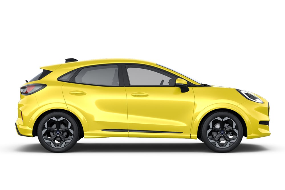 Ford Puma Gen-E Premium in Gelb. Seitenansicht, stehend vor einem weißen Hintergrund.