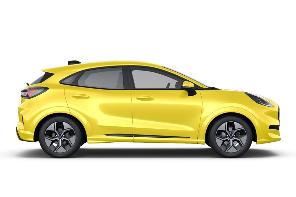 Ford Puma Gen-E in Gelb. Seitenansicht, stehend vor einem weißen Hintergrund.