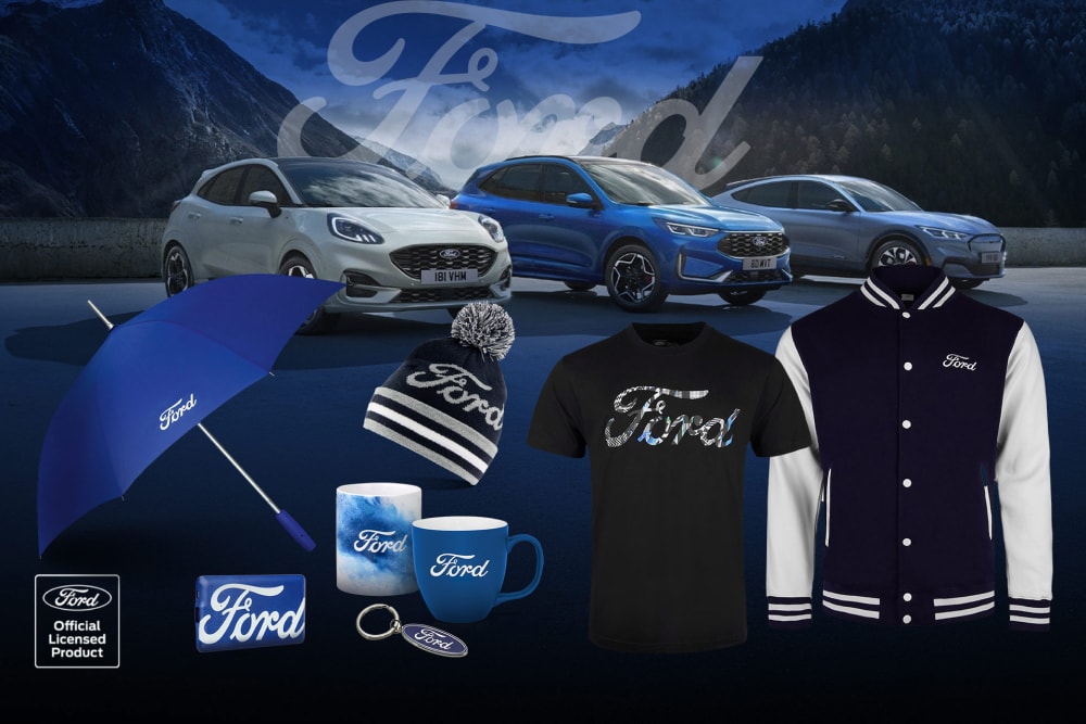 Ford Merchandise-Artikel mit verschiedenen Ford-Fahrzeugen im Hintergrund sowie einem Regenschirm, Tassen und Bekleidungsartikeln von Ford.