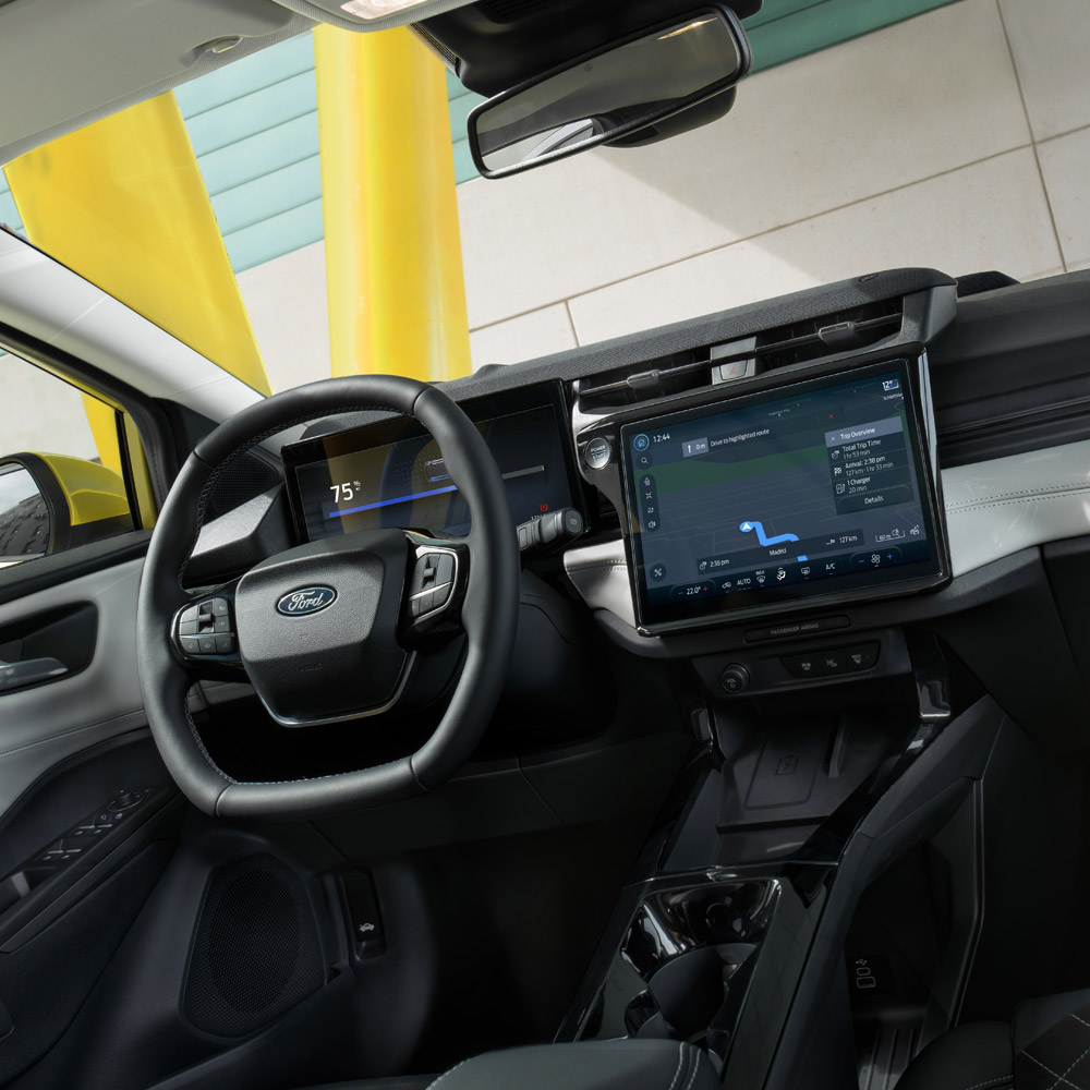 Ford Puma Gen-E Innenraum. Ansicht auf Instrumententafel, Lenkrad und SYNC 4-Touchscreen.