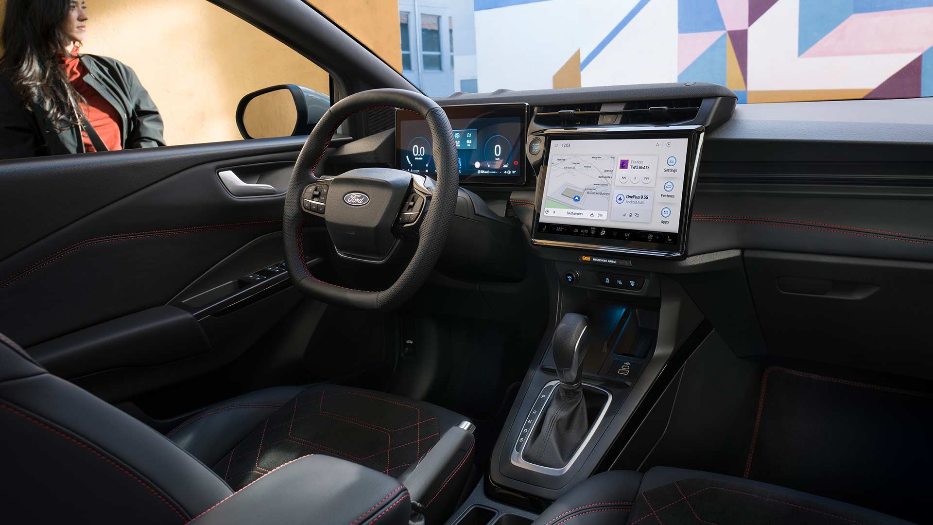 Ford Puma Innenraum. Ansicht auf Instrumententafel, Lenkrad und Touchscreen.