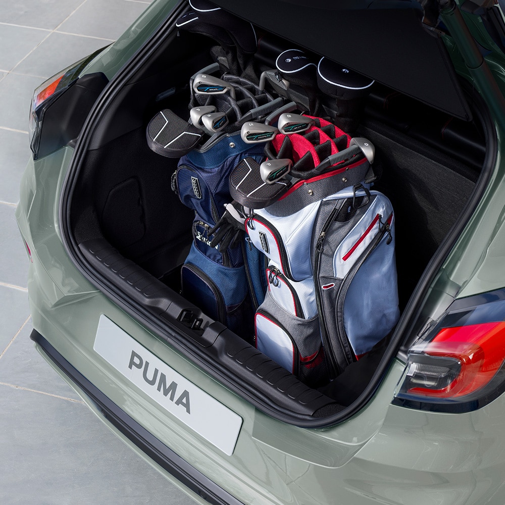Ford Puma in Grau. Ansicht auf Golfschlägersets in geöffneten Kofferraum.