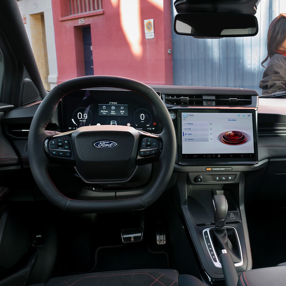 Ford Puma Innenraum. Ansicht auf Lenkrad und Ford SYNC 4-Display.