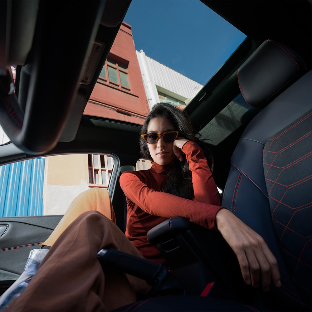 Ford Puma Innenraum. Ansicht auf Panoramadach. Frau sitzt im Beifahrersitz.