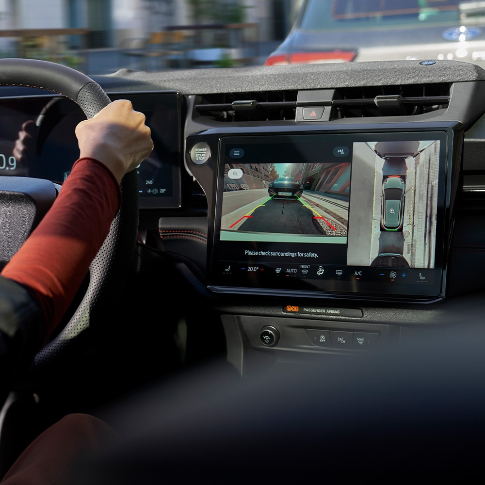 Ford Puma Innenraum. Detailansicht auf Ford SYNC 4-Touchscreen mit 360-Grad Kamera.