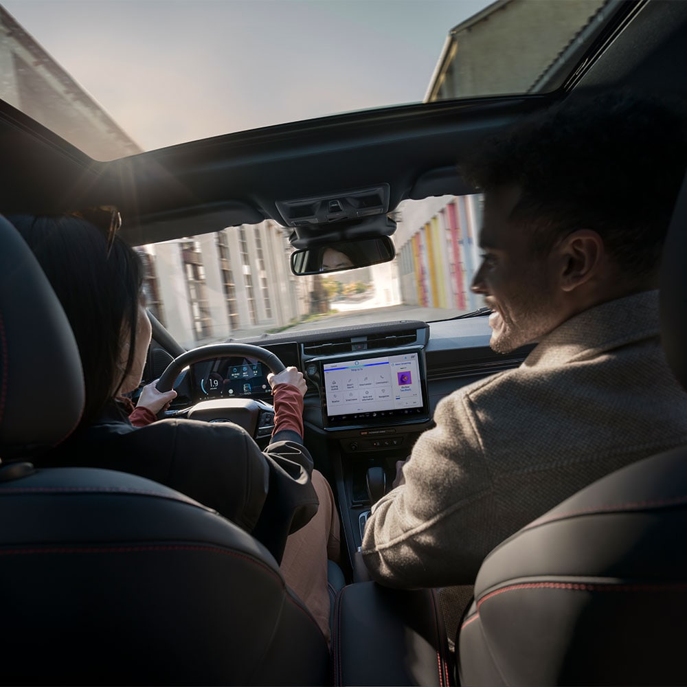 Innenraum eines Ford Puma, eine Person hält das Lenkrad während der Fahrt.