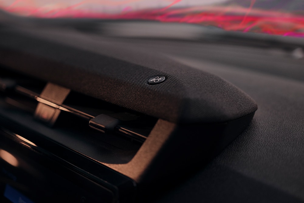 Ford Puma Sound Edition Innenraum. Nahaufnahme eines Lautsprechers des B&O Premium-Soundsystems und des Logos.