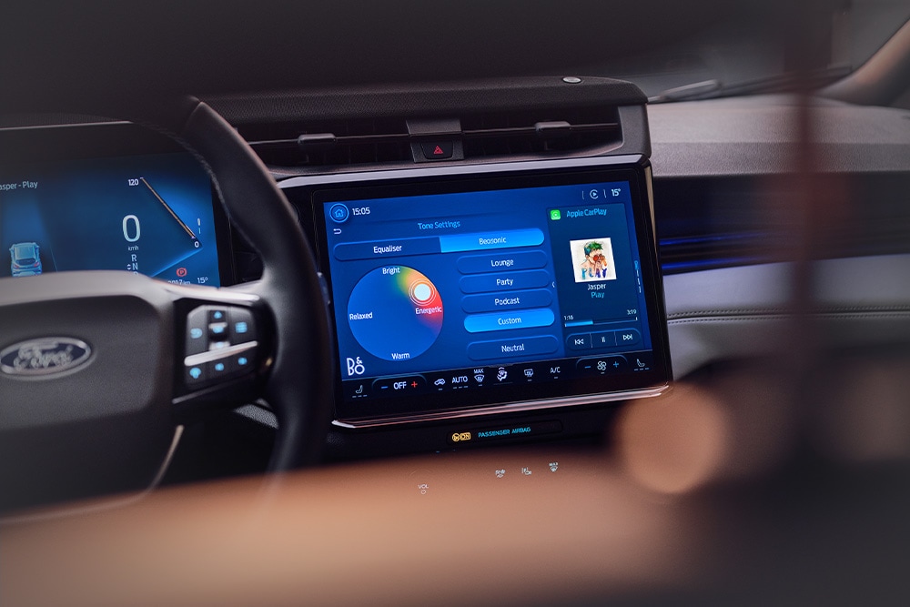 Ford Puma Sound Edition Innenraum. Nahaufnahme des großen Touchscreen-Infotainmentsystems mit B&O Beosonic Funktion.