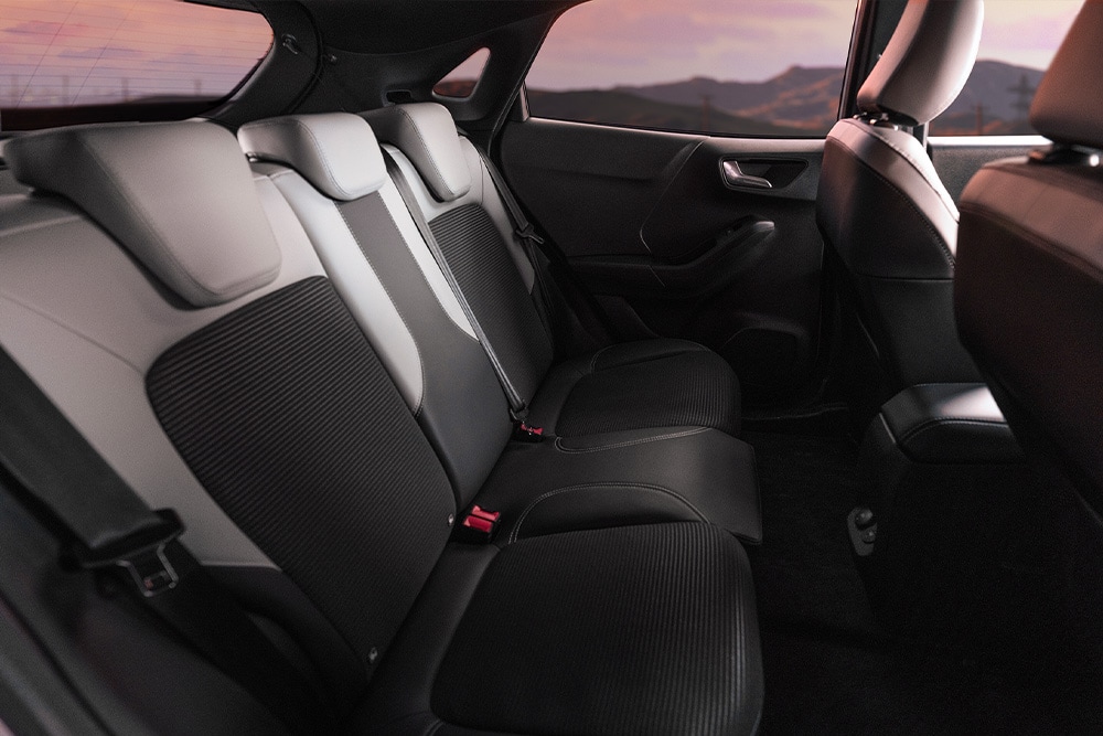 Nahaufnahme der Rücksitze aus der Ford Puma Sound Edition mit exklusiven Sitzbezügen.