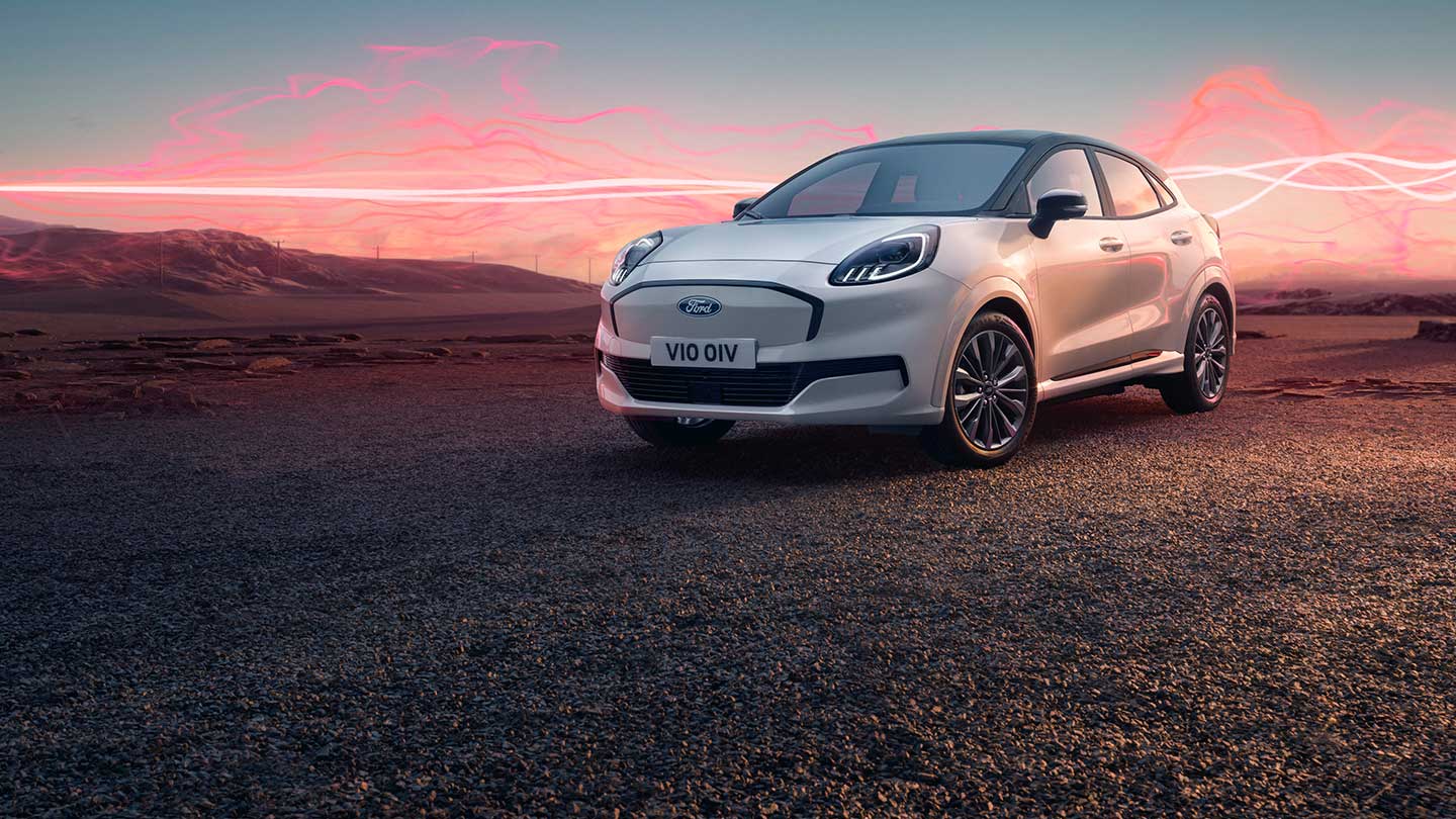 Ford Puma Sound Edition in Weiß. Dreiviertelansicht, parkend mit roter Schallwellengrafik im Hintergrund.