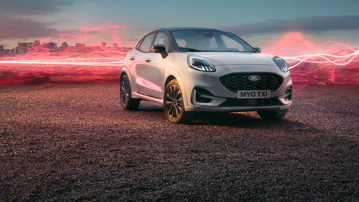 Ford Puma Sound Edition Modell in Weiß. Dreiviertelansicht, parkend mit roter Schallwellengrafik im Hintergrund.