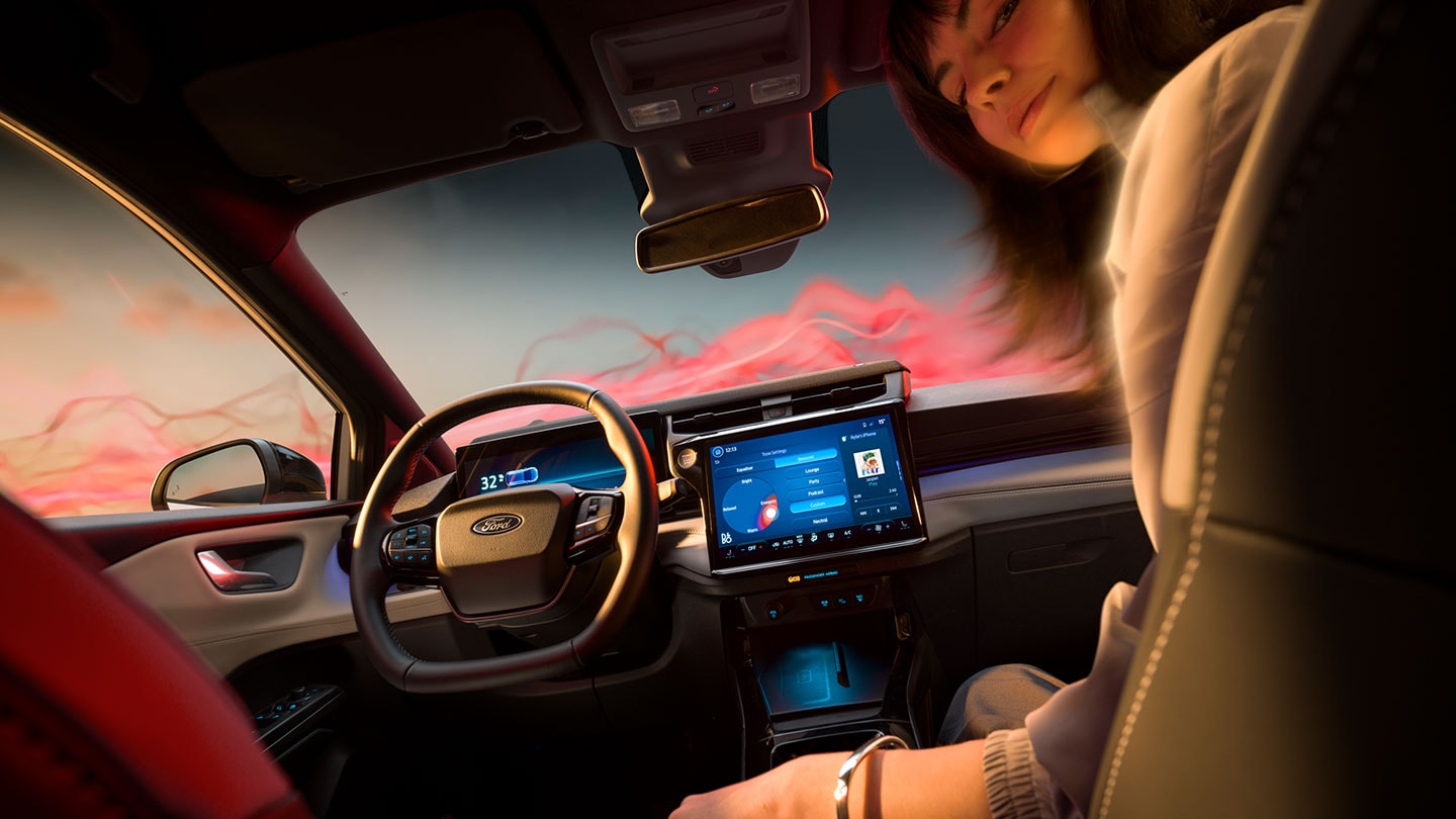 Das Interieur des Ford Puma Gen-E aus der Sound Edition mit einer Person auf dem Beifahrersitz.