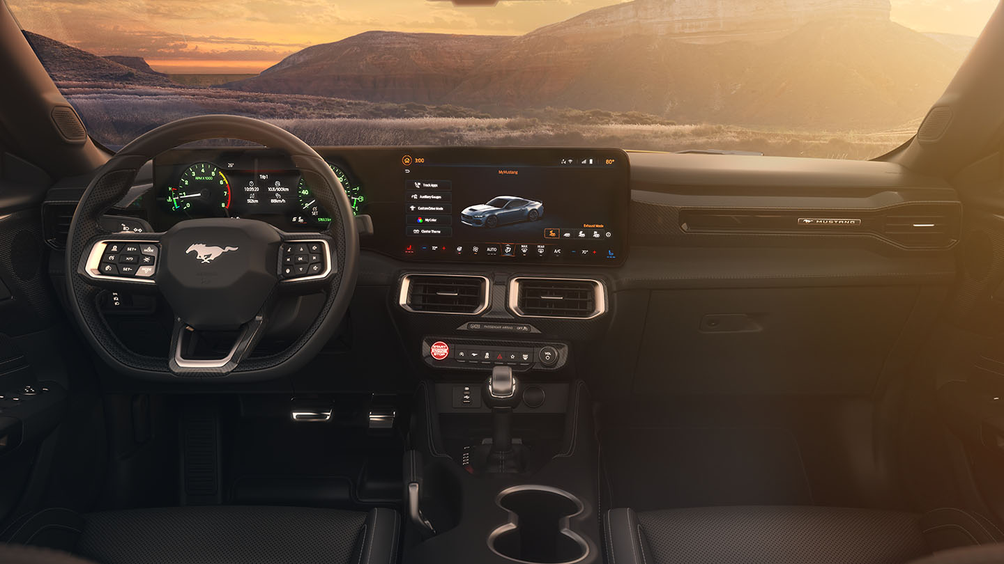 Ford Mustang Innenraum. Detailansicht Lenkrad und Touchscreen.
