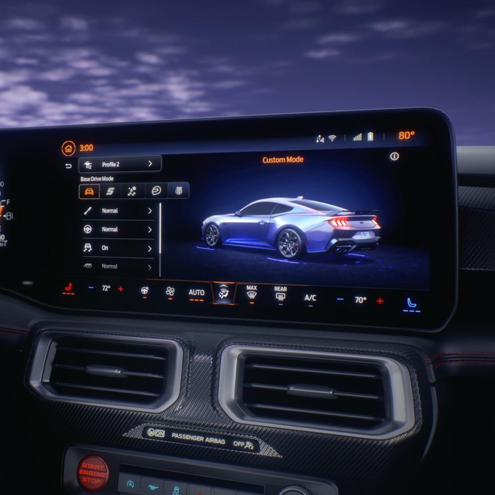 Ford Mustang Innenraum. Ansicht auf den Ford SYNC 4-Display.
