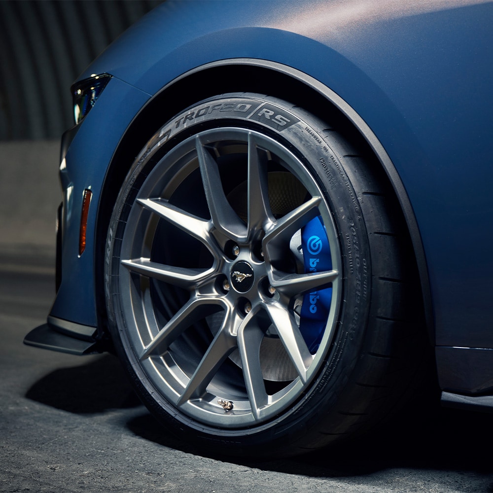 Ford Mustang in Blau. Detailansicht der Vorderräder.