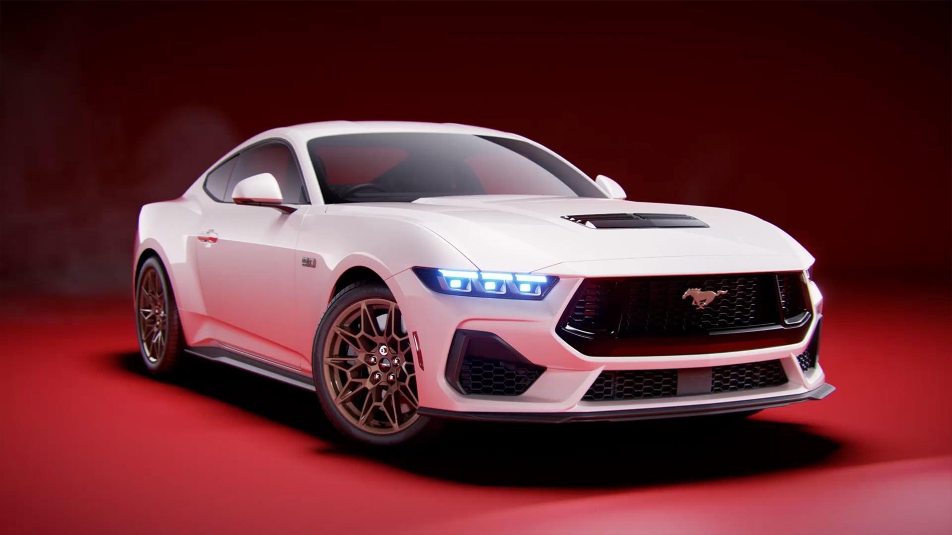 Ford Mustang in Weiß. Dreiviertelansicht, stehend auf einer roten Fläche.