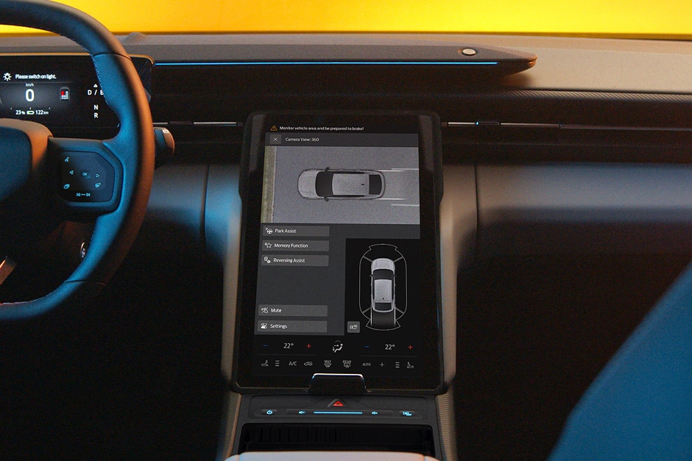 Ford Capri Innenraum. Detailansicht des Armaturenbretts, dass die Einstellungen der 360°-Kamera zeigt.