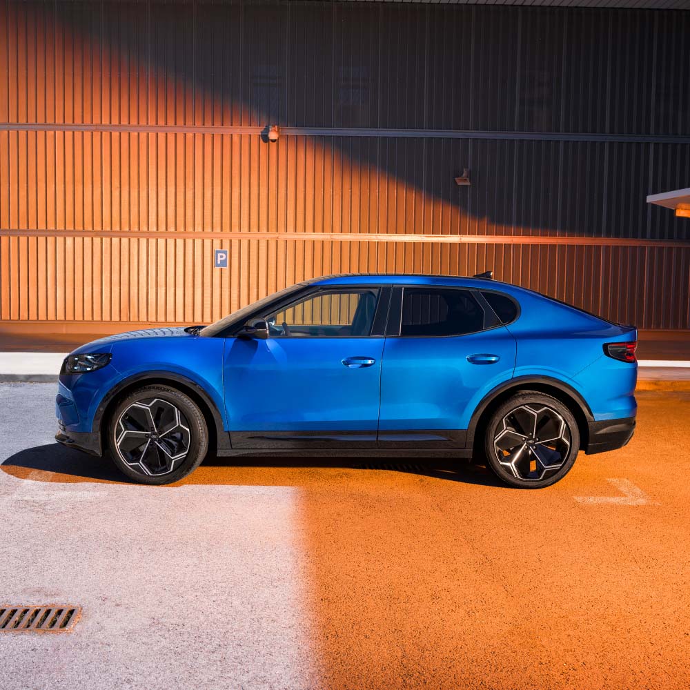Ford Capri in Blau, Seitenansicht. EURO NCAP Logo Abbildung in der rechten oberen Ecke des Bildes.