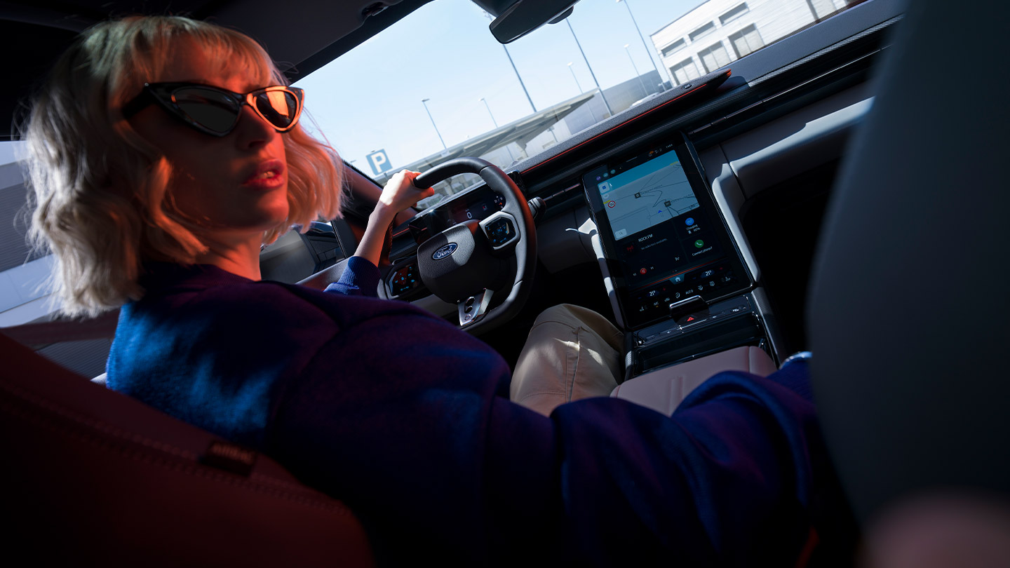 Der vollelektrische Ford Capri® Innenraum. Ansicht Lenkrad, Instrumententafel und Ford SYNC Move-Touchscreen.