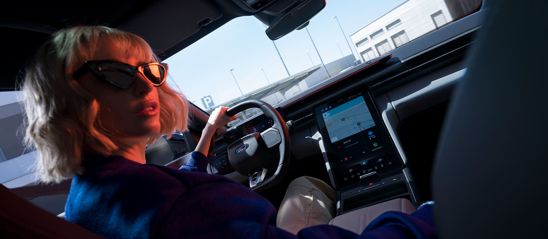 Ford Capri Innenraum. Ansicht Lenkrad, Instrumententafel und Ford SYNC Move-Touchscreen.