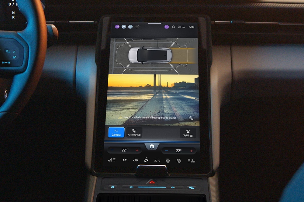 Ford Capri Innenraum. Ansicht auf Ford SYNC Move-Touchscreen mit 360°-Kamera.