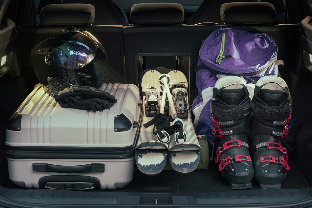 Ford Explorer – Detailansicht des Kofferraums mit Skiausrüstung und Koffer.